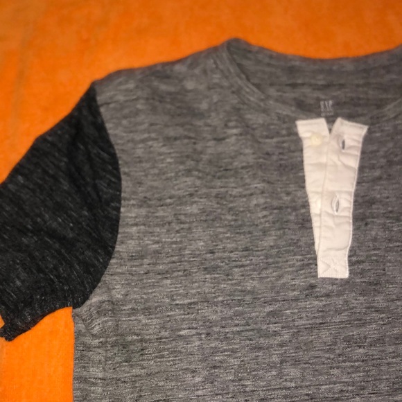 grey Gap Boys shirt - Picture 2 of 3